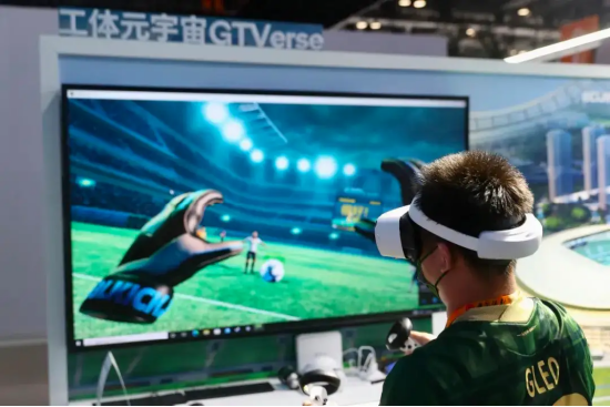 (高通工作人员展示VR踢足球)