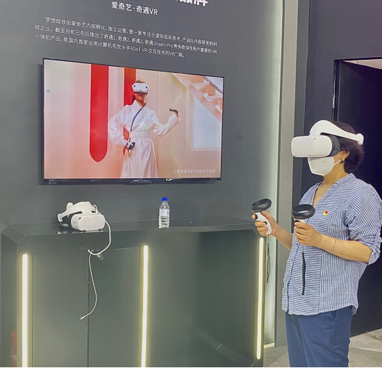 (一位女士体验VR全景观影)